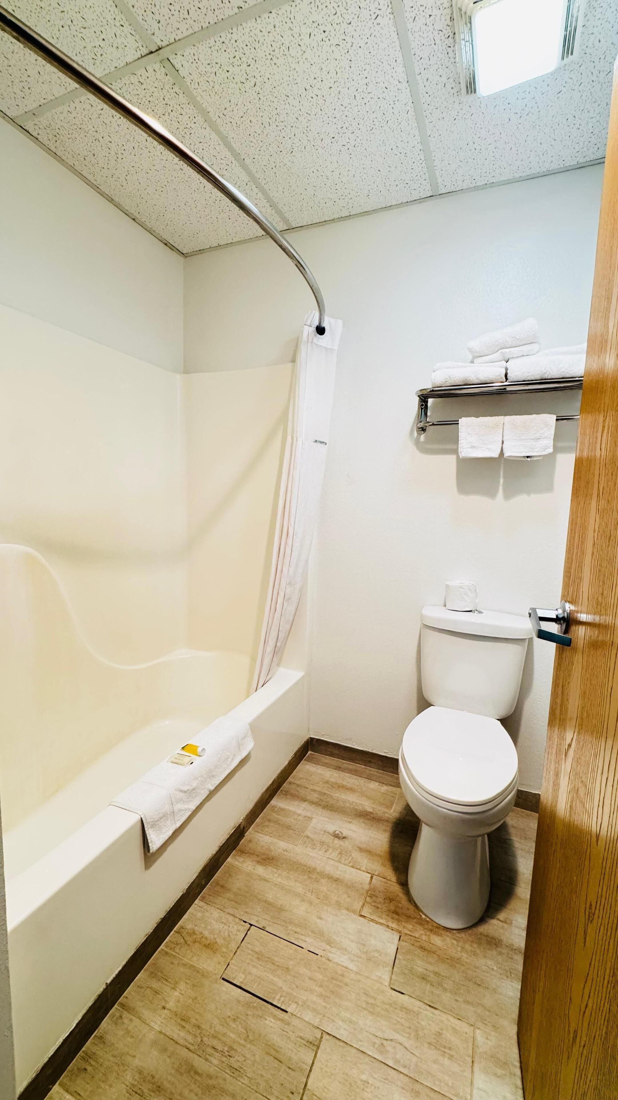 Habitación estándar, 1 cama de matrimonio | Baño | Ducha y bañera combinadas y toallas