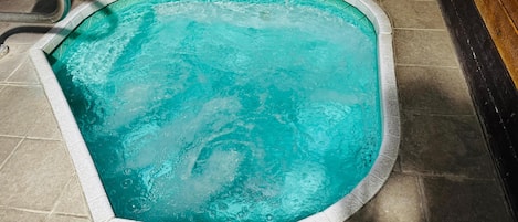 Indoor spa tub