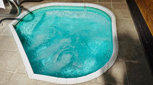 Indoor spa tub
