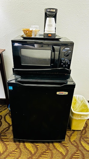 Standard Room, 1 Queen Bed | Desk, iron/ironing board, free cribs/infant beds, rollaway beds