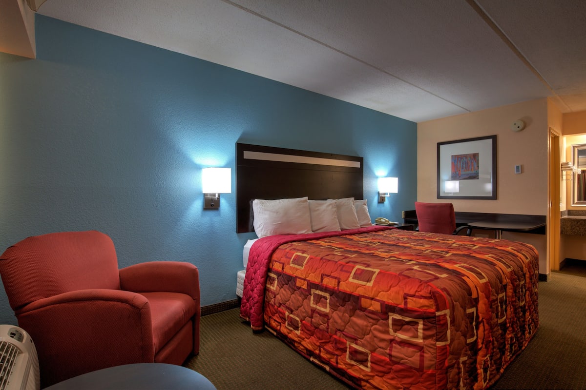 Business Room, 1 King Bed | Free WiFi, alarm clocks