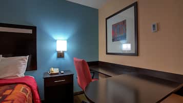 Business Room, 1 King Bed | Free WiFi, alarm clocks