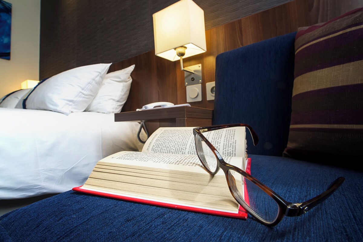 Standard Room | Desk, laptop workspace, blackout drapes, soundproofing
