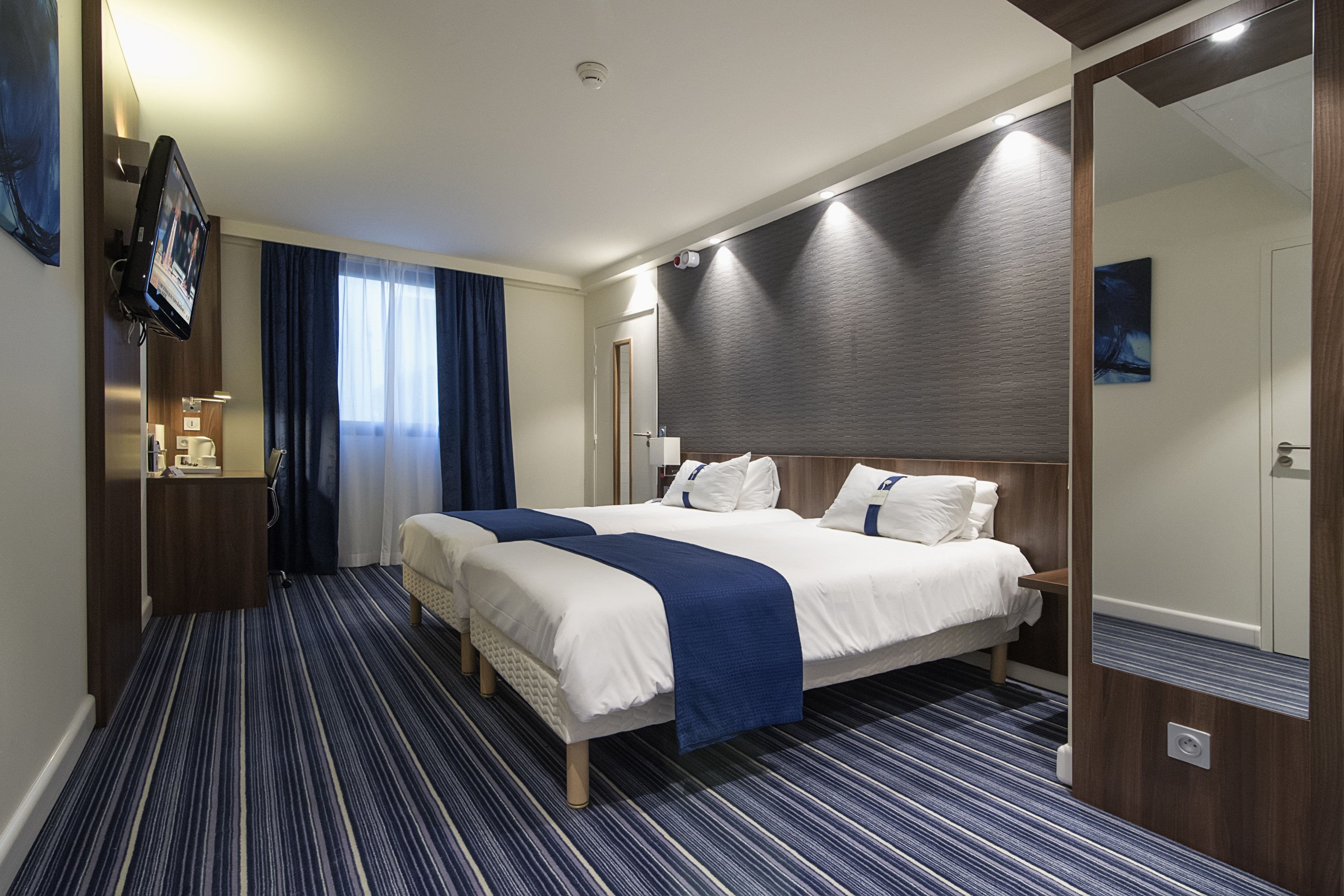 standard room, 2 single beds, accessible | in-room safe, desk, laptop workspace, soundproofing