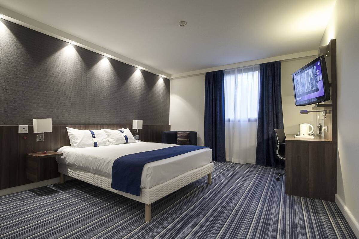 Habitación estándar, 1 cama doble, accesible para personas con discapacidad (Roll-In Shower) | Escritorio, espacio para trabajar con un portátil, cortinas opacas