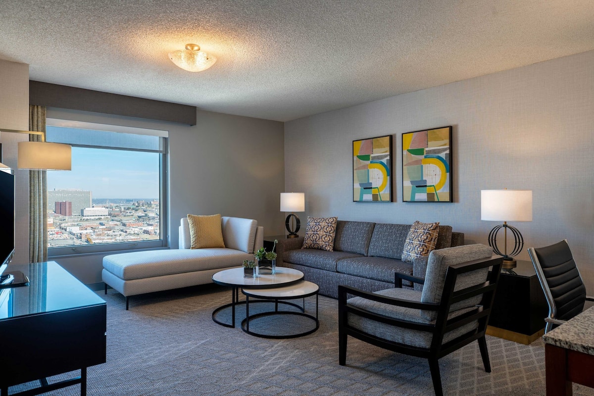 Executive-Suite, 1 Schlafzimmer, Eckzimmer | Wohnbereich | 55-Zoll-Smart-TV mit Kabelempfang, Fernseher, Netflix