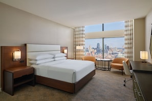 In-room safe, desk, blackout curtains, iron/ironing board - Sheraton Kansas City Hotel at Crown Center (Kansas City)