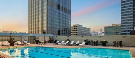 Piscine extérieure, chaises longues