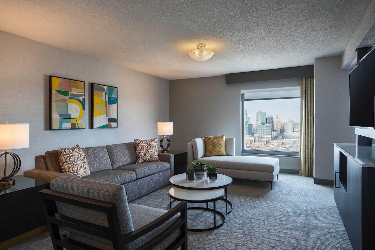 Junior-Suite, 1 King-Bett und Schlafsofa, Eckzimmer (View) | Wohnbereich | 55-Zoll-Smart-TV mit Kabelempfang, Fernseher, Netflix