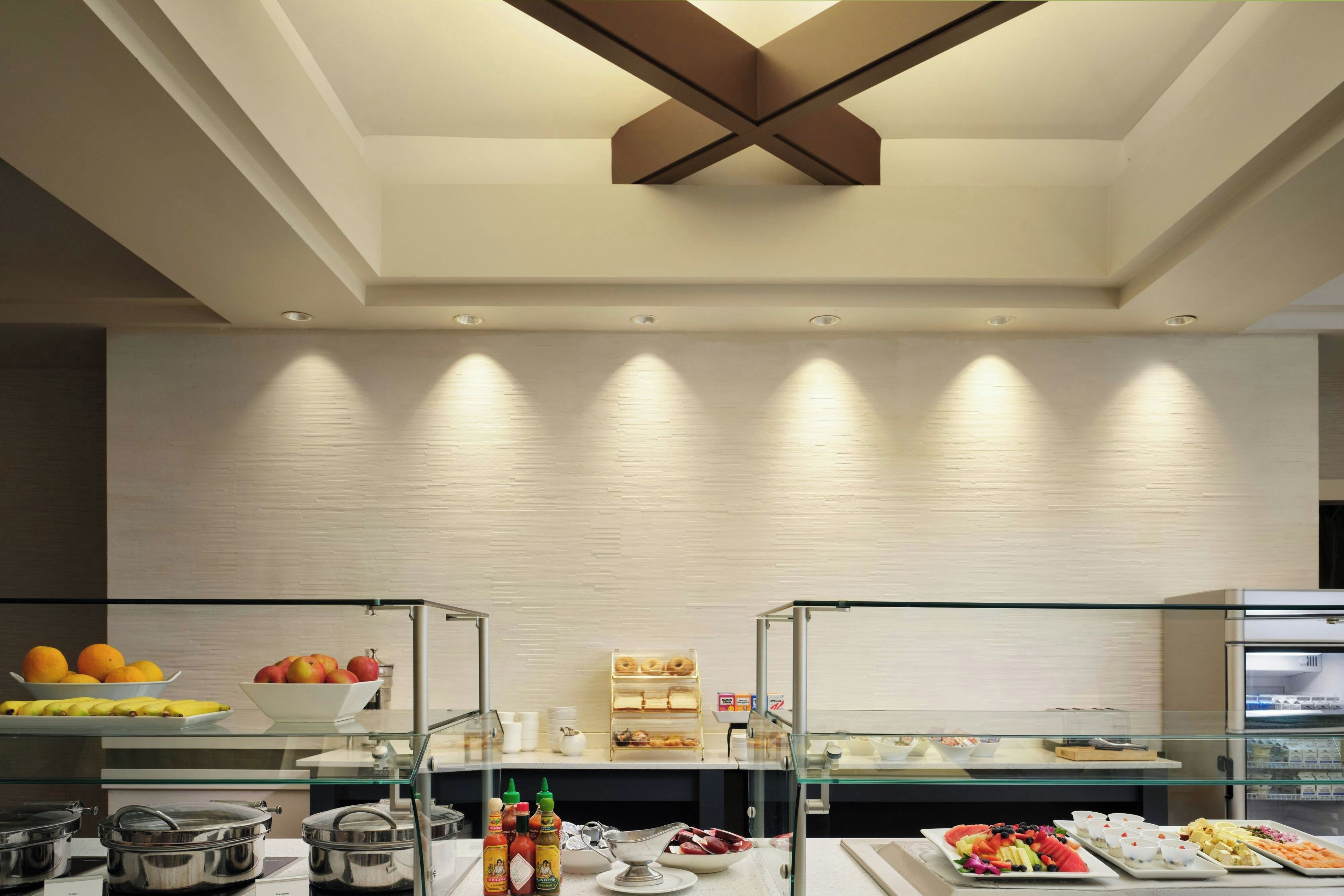 Un desayuno buffet moderno con diversas opciones de comida y salsas.