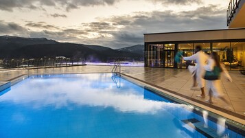 室内游泳池，室外游泳池，07:00 至 22:00 开放, 池畔遮阳伞, 日光浴躺椅