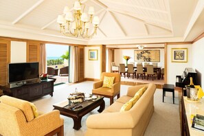 Presidential Suite | Seprai premium, minibar, brankas, dan meja kerja