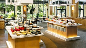2 間餐廳；供應早餐、午餐、晚餐和早午餐