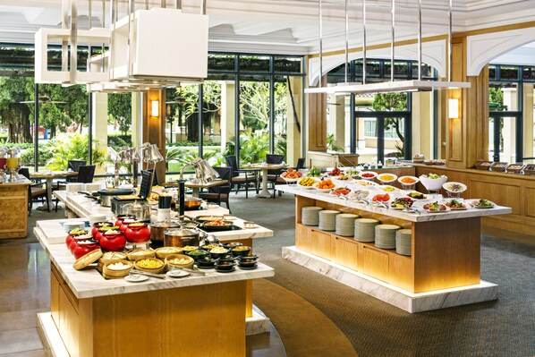 2 restaurants, breakfast, lunch, dinner served; international cuisine