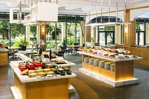 2 restaurantes, se sirven desayunos, comidas y cocina internacional