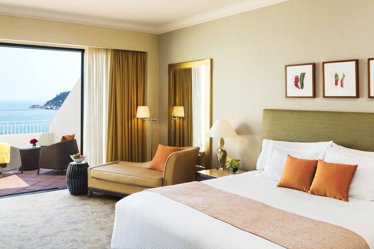 Premium bedding, minibar, in-room safe, desk