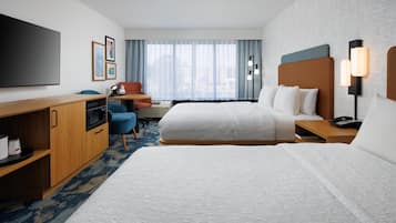 Kamar, 2 Tempat Tidur Queen, microwave | Brankas, setrika/meja setrika, dan tempat tidur bayi gratis