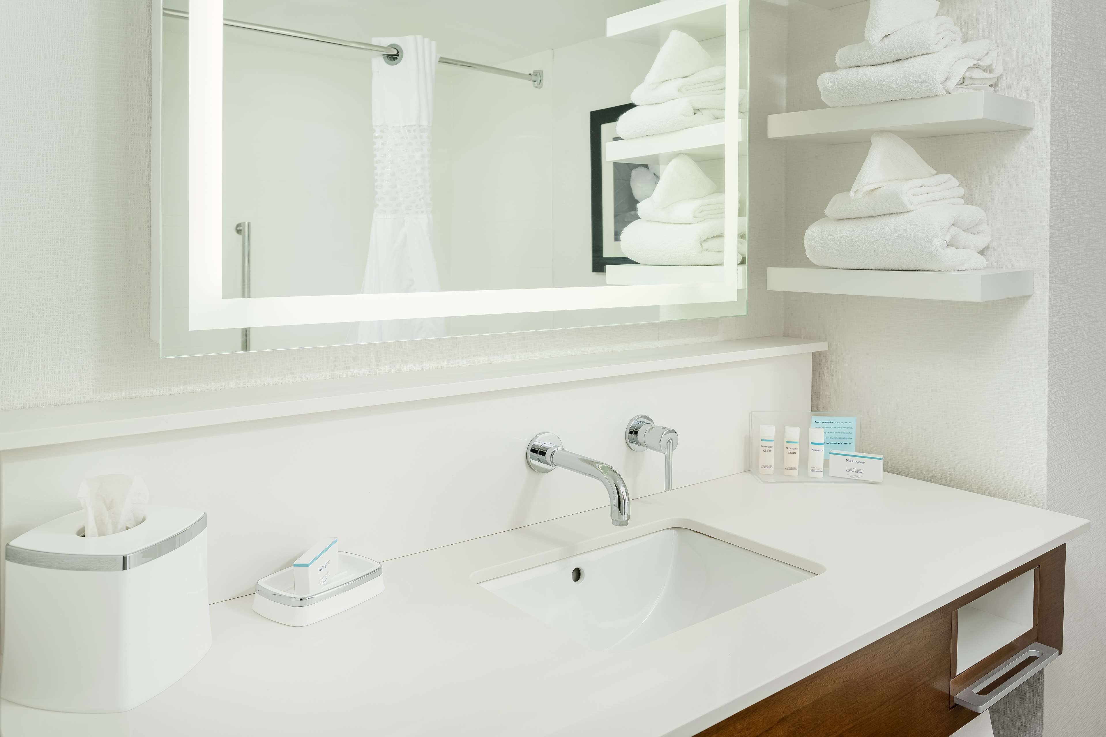 combined shower/bathtub, towels