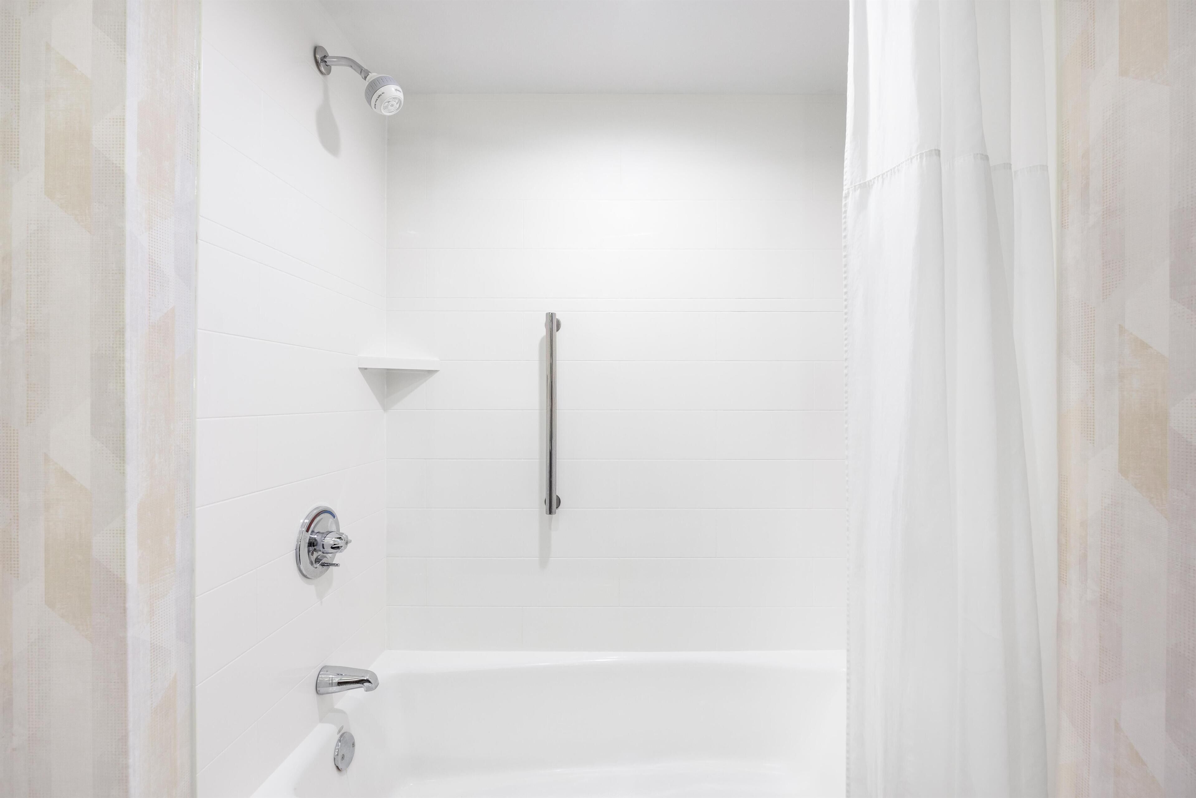 Combined shower/tub, towels