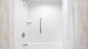 Combined shower/tub, towels