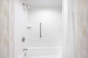 Combined shower/tub, towels