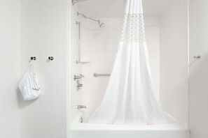 Room, 1 King Bed, Accessible, Microwave (Mobility and Hearing) | Bathroom - Hampton Inn Oak Ridge Knoxville (Oak Ridge)