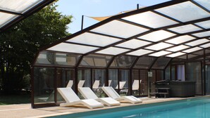 A pool area with lounge chairs and a covered seating area. - Domaine de la Forêt d’Orient, Logis Hôtel, Restaurant, Spa & Golf (Rouilly-Sacey)