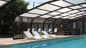 Piscina interna, funciona das 8h às 9h, espreguiçadeiras