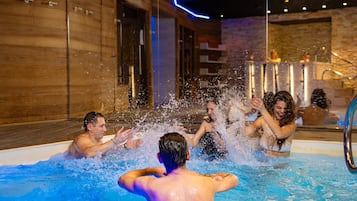 Salas de tratamiento para parejas, sauna y tina de hidromasaje
