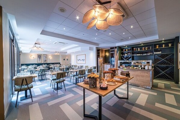 Buffet breakfast on weekdays (EUR 17 per person)