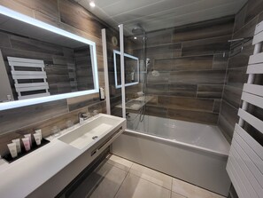 Badewanne, Haartrockner, Handtücher, Seife