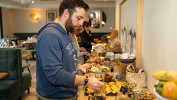 Morgenmadsbuffet på hverdage (17 EUR pr. person)