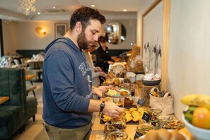 Buffet breakfast on weekdays (EUR 17 per person) - Domaine de la Forêt d’Orient, Logis Hôtel, Restaurant, Spa & Golf (Rouilly-Sacey)