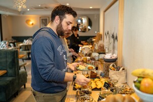 Buffet breakfast on weekdays (EUR 17 per person)