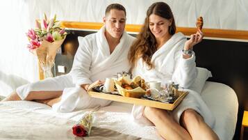 Familiekamer, 1 tweepersoonsbed met slaapbank | Een kluis op de kamer, individueel gemeubileerd, een bureau