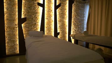 Couples treatment rooms, sauna, spa tub, steam room, body treatments