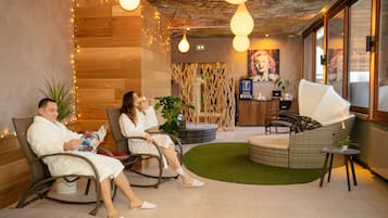 Salas de tratamiento para parejas, sauna y tina de hidromasaje