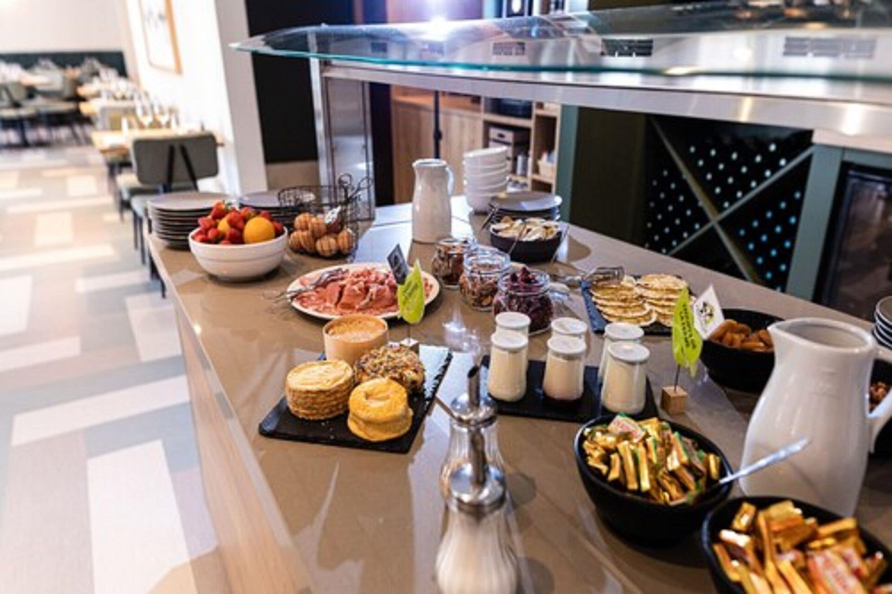 Buffet breakfast on weekdays (EUR 17 per person)