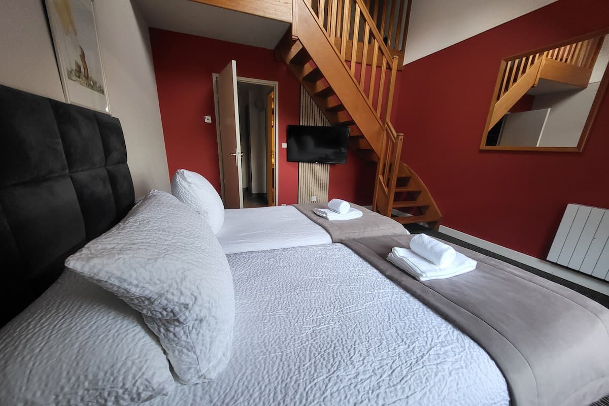 Family Room | In-room safe, individually furnished, desk, soundproofing