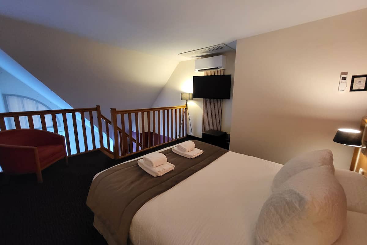 family room | in-room safe, individually furnished, desk, soundproofing
