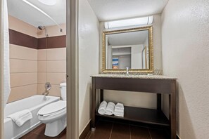 Standard Room, 1 King Bed | Bathroom - Days Inn by Wyndham Birmingham/West (Birmingham)
