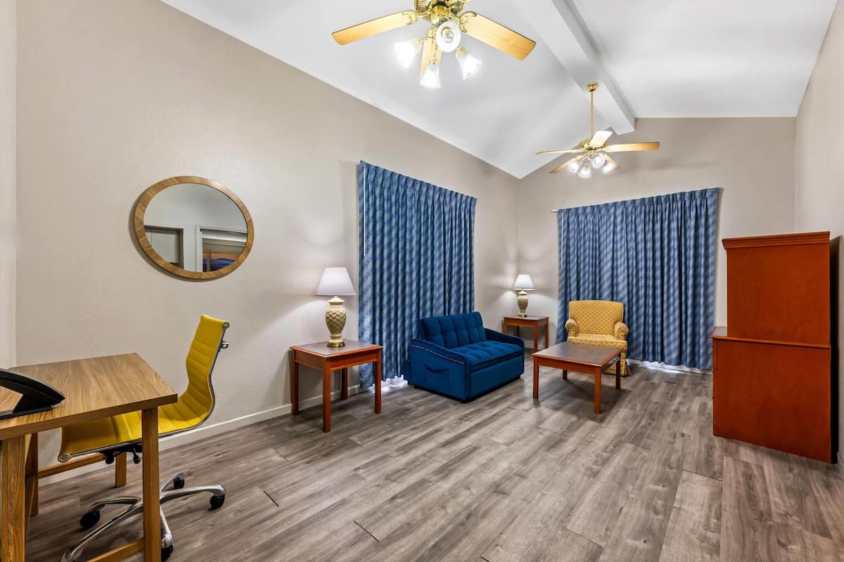 Full Suite, 1 King Bed, Non Smoking (One-Bedroom) | Tabla de planchar con plancha, cunas gratuitas y camas extra