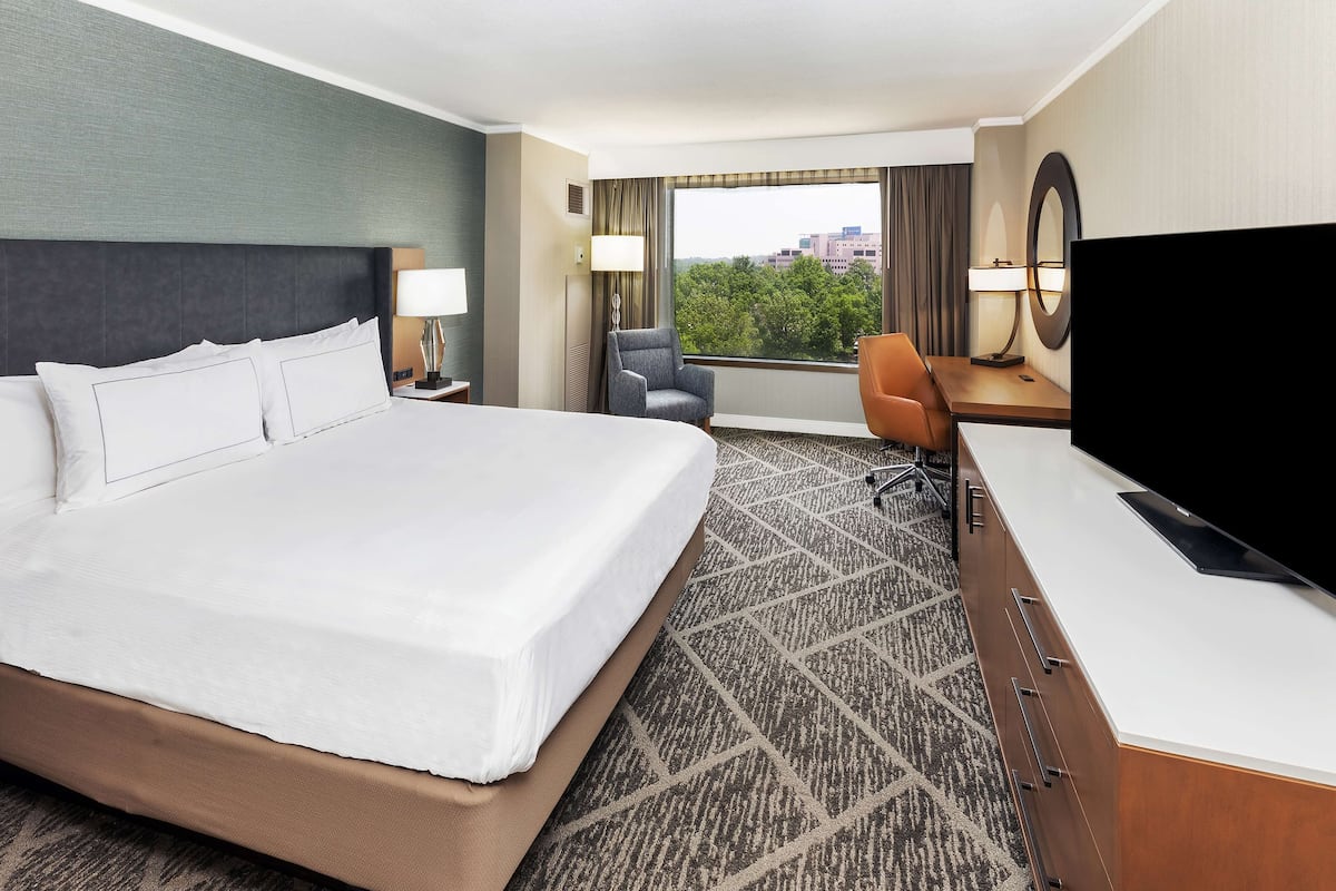 Room, 1 King Bed, Refrigerator (High Floor) | In-room safe, desk, laptop workspace, blackout drapes