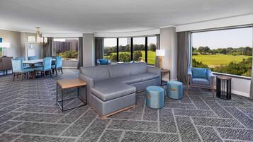 Suite, 1 cama King size (Parlor) | Área de sala de estar | Televisión LED de 49 pulgadas con canales digitales y televisión