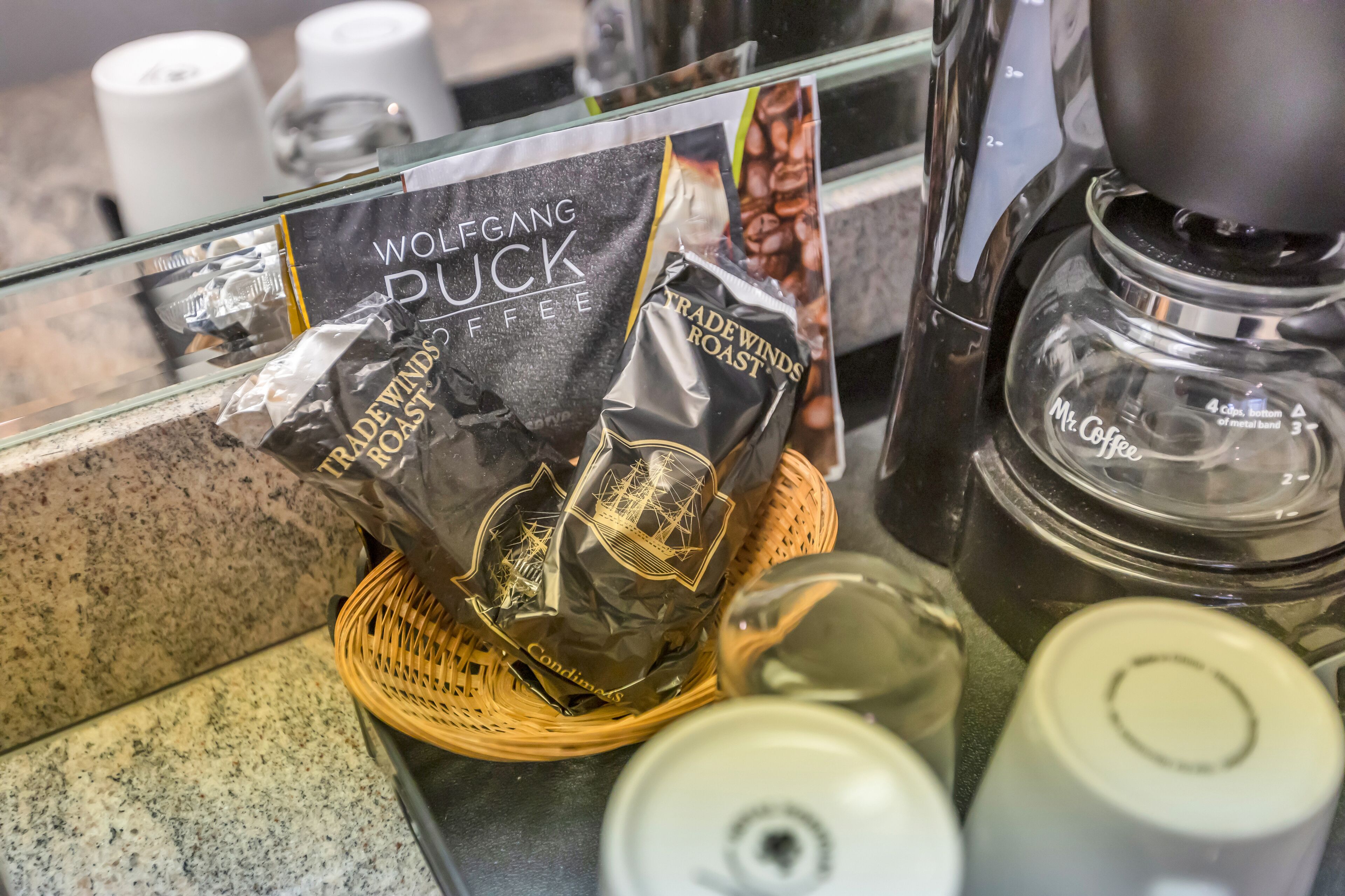 Eine Kaffeemaschine und Kaffeekapseln auf einer Arbeitsplatte.