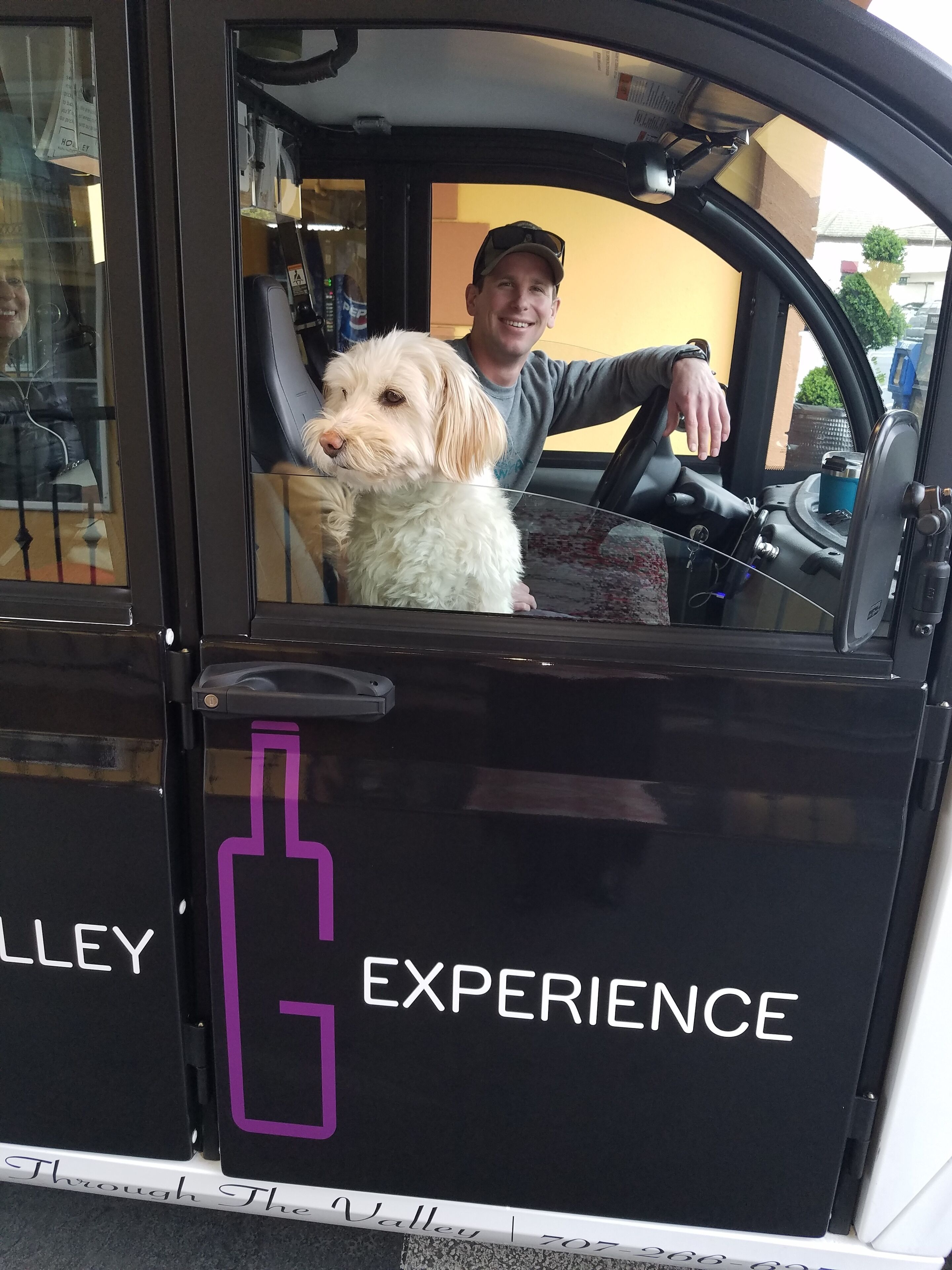 Ein Fahrzeug mit der Aufschrift 'EXPERIENCE' und 'Valley'.