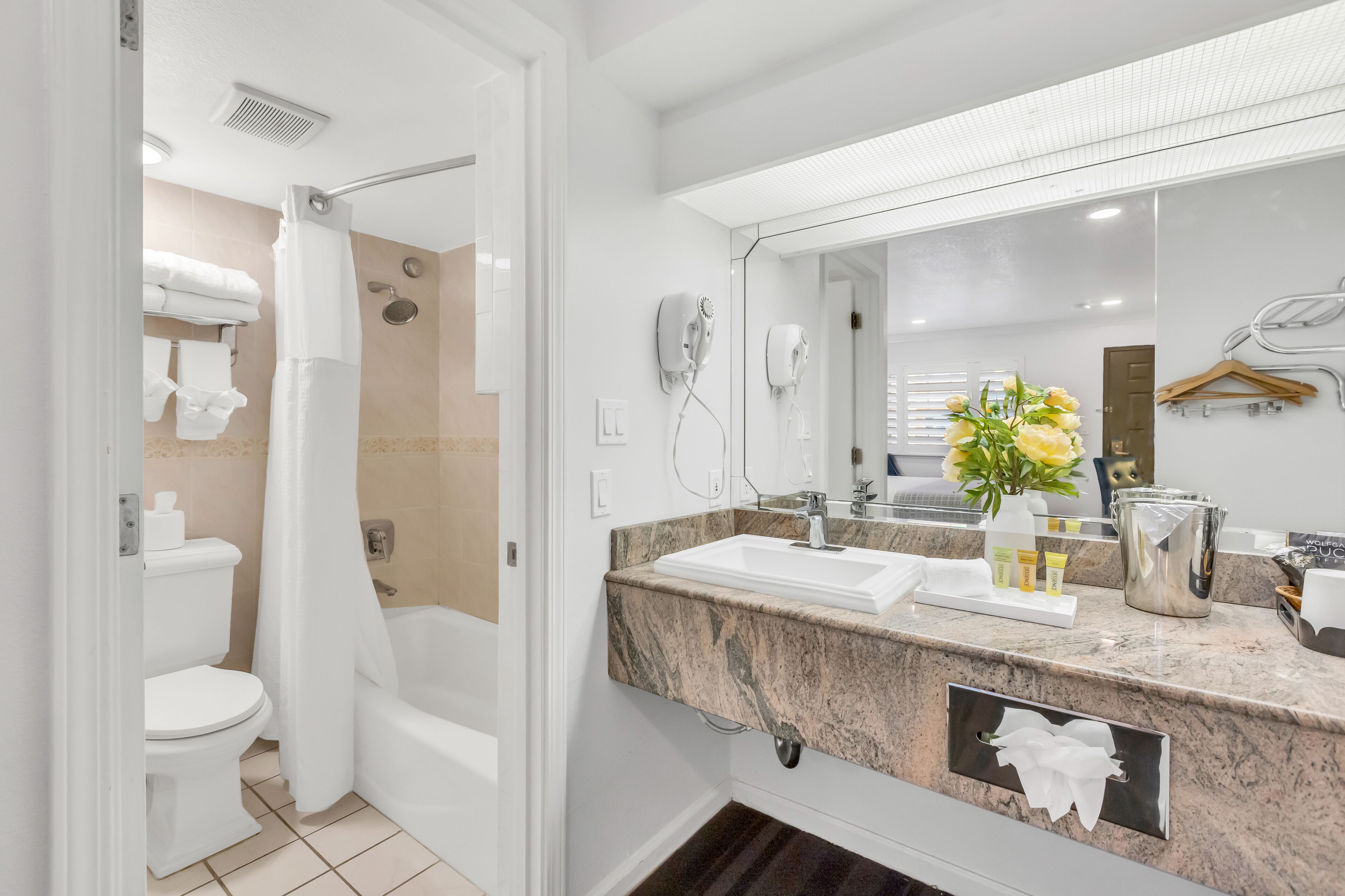 Room, 1 King Bed | Bathroom | Hydromassage showerhead, free toiletries, hair dryer, towels