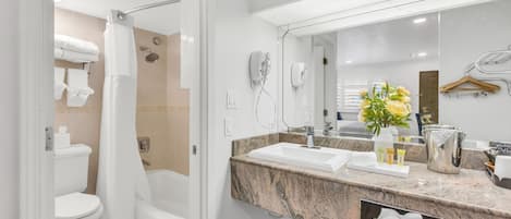 Room, 1 King Bed | Bathroom | Hydromassage showerhead, free toiletries, hair dryer, towels