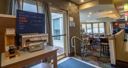 Holiday Inn Express Hotel & Suites Pittsburgh Airport by IHG