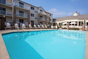 Seasonal outdoor pool - Holiday Inn Express Hotel & Suites Pittsburgh Airport by IHG (Pittsburgh)